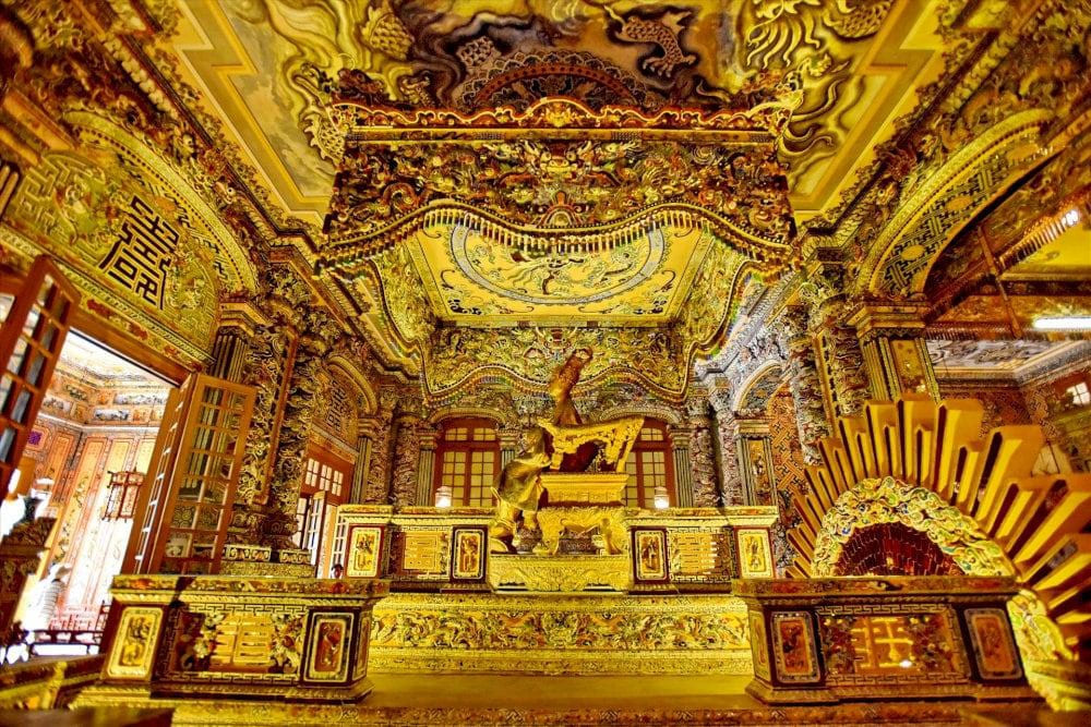 Ph&iacute;a sau tượng vua l&agrave; khu vực đặt mộ (Nguồn: L&agrave;ng nghề Việt Nam)